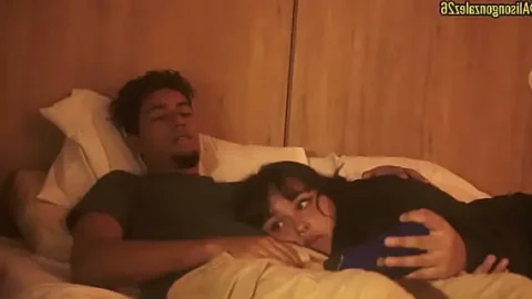 mirando netflix con mi hermanastra pero no pude evitar meter mi pene en su boca casi nos descubren 1733431326