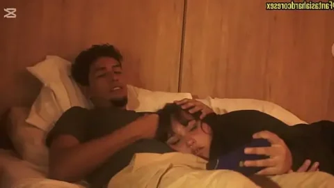 mirando una pelicula con mi hermanastra y no pude evitar meter mi pene en su boca al acostarse en mis piernas 1733430540