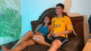 Veo la TV con mi hermanastra Latina y la pongo a chupar mi verga